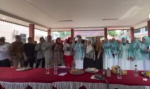 Anton bersama Sarwin dan Ketua PKK Kota Bekasi Wiwik menghadiri peluncuran Kampung Jajanan Pasar serta kegiatan pelatihan jajanan pasar Anton bersama Sarwin dan Ketua PKK Kota Bekasi Wiwik menghadiri peluncuran Kampung Jajanan Pasar serta kegiatan pelatihan jajanan pasar