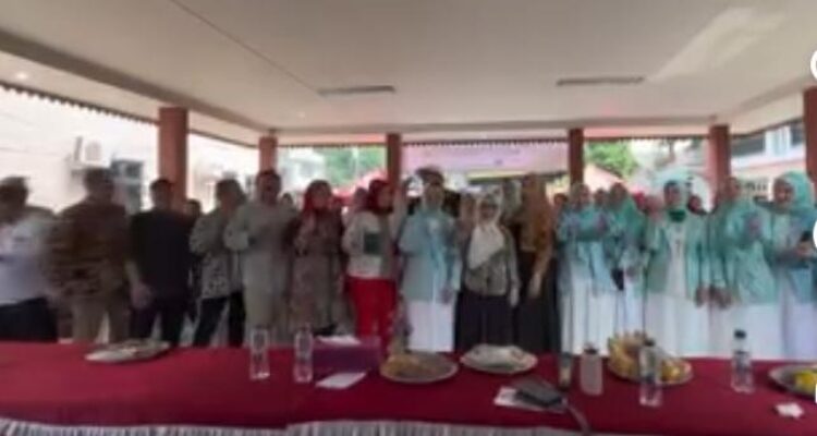 Anton bersama Sarwin dan Ketua PKK Kota Bekasi Wiwik menghadiri peluncuran Kampung Jajanan Pasar serta kegiatan pelatihan jajanan pasar
