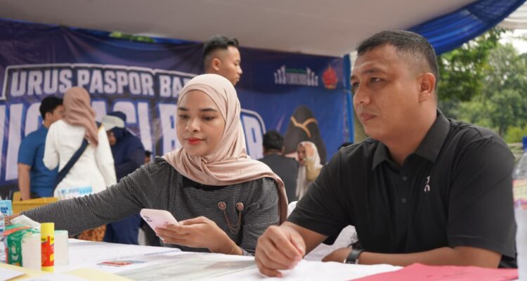 Salah satu orang yang membuat papspord di CFD Cibinong oleh Imigrasi Bogor, Foto/Istimewa