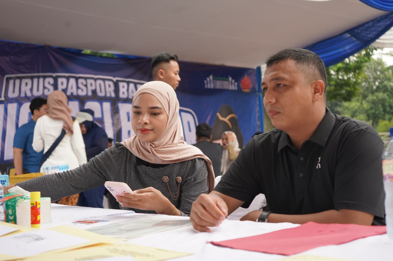 Salah satu orang yang membuat papspord di CFD Cibinong oleh Imigrasi Bogor, Foto/Istimewa