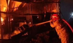Evakuasi kebakaran penyimpanan gudang tenda di Parung Bogor, Foto/Istimewa Evakuasi kebakaran penyimpanan gudang tenda di Parung Bogor, Foto/Istimewa