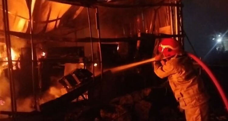 Evakuasi kebakaran penyimpanan gudang tenda di Parung Bogor, Foto/Istimewa