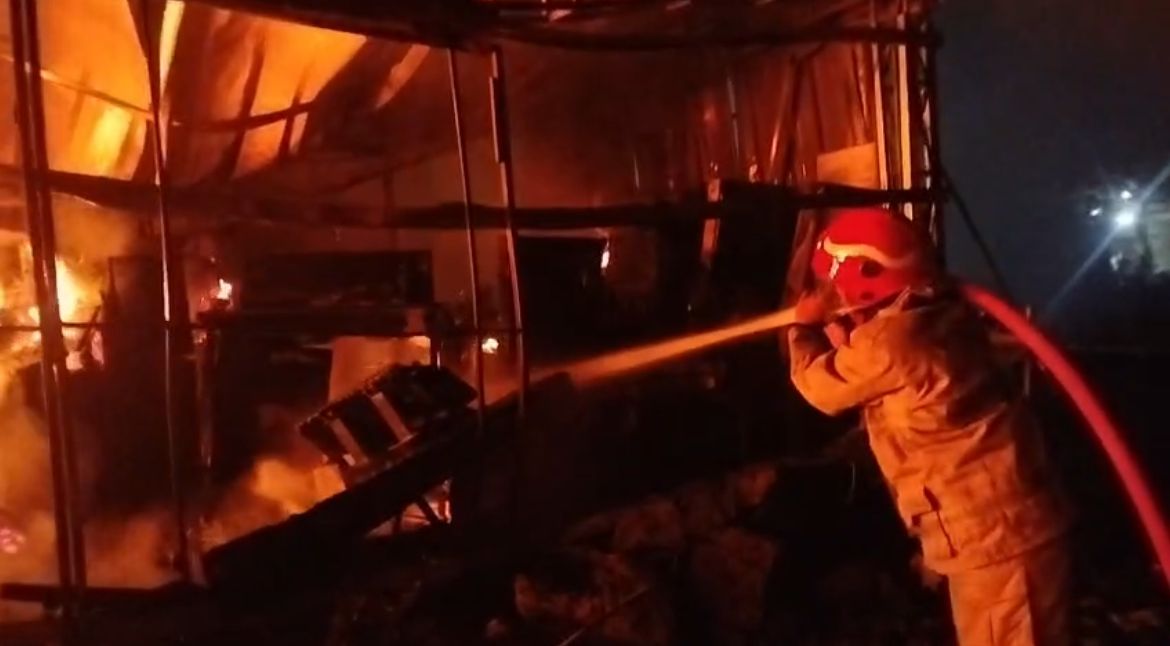Evakuasi kebakaran penyimpanan gudang tenda di Parung Bogor, Foto/Istimewa