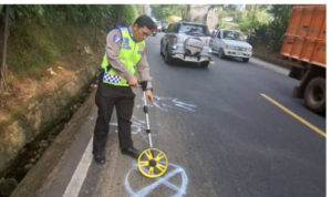 anggota Satlantas Polres Bogor saat melakukan olah tkp Kecelakaan Ouncak Bogor, Foto/Isitimewa