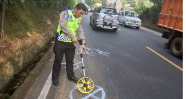 anggota Satlantas Polres Bogor saat melakukan olah tkp Kecelakaan Ouncak Bogor, Foto/Isitimewa