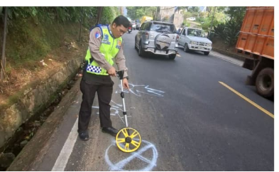 anggota Satlantas Polres Bogor saat melakukan olah tkp Kecelakaan Ouncak Bogor, Foto/Isitimewa