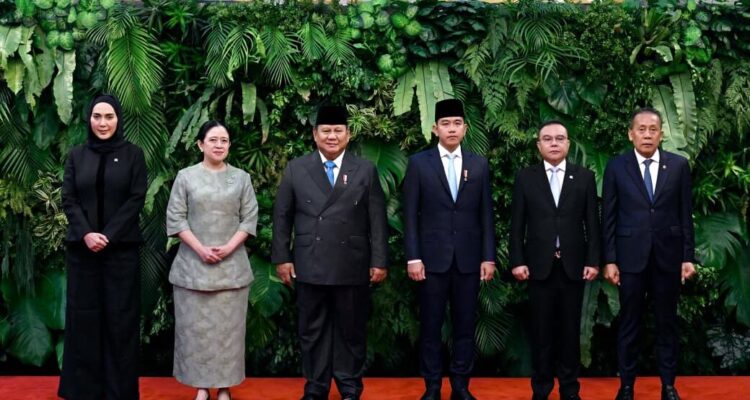Presiden Prabowo Subianto berfoto bersama dengan Wakil Presiden RI, Ketua DPR RI, dan para Wakil Ketua DPR RI pada acara Pidato Presiden RI pada Rapat Paripurna DPR RI ke-19 Masa Persidangan V Tahun Sidang 2025-2026 dalam Rangka Penyampaian Kerangka Ekonomi Makro (KEM) dan Pokok-Pokok Kebijakan Fiskal (PPKF) Rancangan Anggaran Pendapatan dan Belanja Negara (RAPBN) Tahun Anggaran 2027 yang digelar di Ruang Rapat Paripurna Gedung Nusantara MPR/DPR/DPD RI, Jakarta, pada Selasa, 20 Mei 2026. Foto: BPMI Setpres