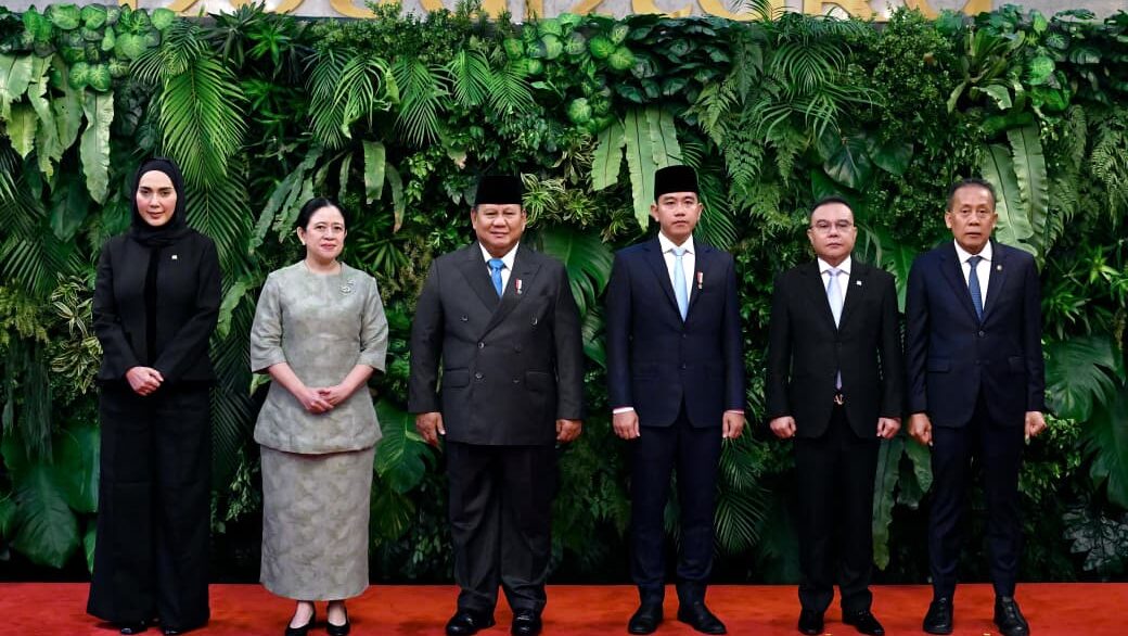 Presiden Prabowo Subianto berfoto bersama dengan Wakil Presiden RI, Ketua DPR RI, dan para Wakil Ketua DPR RI pada acara Pidato Presiden RI pada Rapat Paripurna DPR RI ke-19 Masa Persidangan V Tahun Sidang 2025-2026 dalam Rangka Penyampaian Kerangka Ekonomi Makro (KEM) dan Pokok-Pokok Kebijakan Fiskal (PPKF) Rancangan Anggaran Pendapatan dan Belanja Negara (RAPBN) Tahun Anggaran 2027 yang digelar di Ruang Rapat Paripurna Gedung Nusantara MPR/DPR/DPD RI, Jakarta, pada Selasa, 20 Mei 2026. Foto: BPMI Setpres