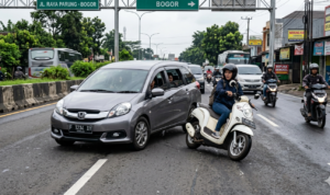 Gambar ilustrasi motor terserempet mobil, Foto/Gemini AI Gambar ilustrasi motor terserempet mobil, Foto/Gemini AI