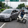 Gambar ilustrasi motor terserempet mobil, Foto/Gemini AI