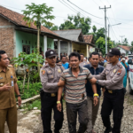 gambar ilustrasi polisi mengamankan seorang (ODGJ yang melakukan pembocokan terhadap warga, Foto/Gemini Ai