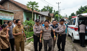 gambar ilustrasi polisi mengamankan seorang (ODGJ yang melakukan pembocokan terhadap warga, Foto/Gemini Ai