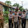 gambar ilustrasi polisi mengamankan seorang (ODGJ yang melakukan pembocokan terhadap warga, Foto/Gemini Ai