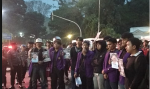 mahasiswa yang tergabung dalam Badan Eksekutif Mahasiswa Fakultas Ekonomi dan Bisnis Universitas Pakuan (BEM FEB Unpak) menggelar aksi unjuk rasa di depan Istana Bogor, Foto/Maya Melina mahasiswa yang tergabung dalam Badan Eksekutif Mahasiswa Fakultas Ekonomi dan Bisnis Universitas Pakuan (BEM FEB Unpak) menggelar aksi unjuk rasa di depan Istana Bogor, Foto/Maya Melina