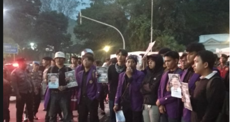 mahasiswa yang tergabung dalam Badan Eksekutif Mahasiswa Fakultas Ekonomi dan Bisnis Universitas Pakuan (BEM FEB Unpak) menggelar aksi unjuk rasa di depan Istana Bogor, Foto/Maya Melina