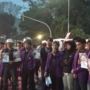 mahasiswa yang tergabung dalam Badan Eksekutif Mahasiswa Fakultas Ekonomi dan Bisnis Universitas Pakuan (BEM FEB Unpak) menggelar aksi unjuk rasa di depan Istana Bogor, Foto/Maya Melina