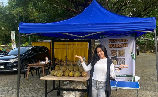Salah satu pemilik buah durian sekaligus pemilik stand di festival ini, Shinta Febriani,, Foto/Adi Wirman