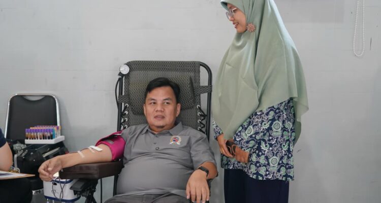 Ketua DPRD Kota Bogor, Dr. Adityawarman Adil sat mengikuti kegiatan Donor Darah, Foto/Setwan DPRD Kota Bogor