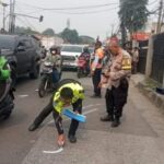 Polisi saat melakuka oleh TKP Kecelakaan maut yang melibatkan dua sepeda motor terjadi di Jalan Raya Kemang, Foto/Istimiwa