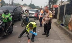 Polisi saat melakuka oleh TKP Kecelakaan maut yang melibatkan dua sepeda motor terjadi di Jalan Raya Kemang, Foto/Istimiwa