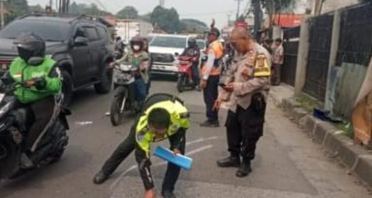 Polisi saat melakuka oleh TKP Kecelakaan maut yang melibatkan dua sepeda motor terjadi di Jalan Raya Kemang, Foto/Istimiwa