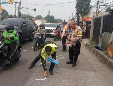 Polisi saat melakuka oleh TKP Kecelakaan maut yang melibatkan dua sepeda motor terjadi di Jalan Raya Kemang, Foto/Istimiwa