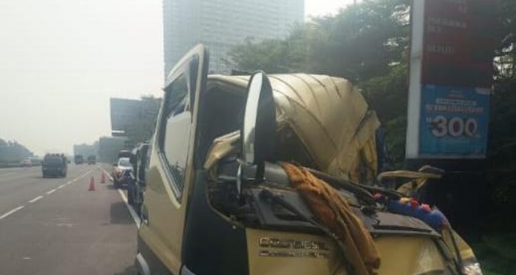 Kondisi truk yang ringsek saat mengalami kecelakaan d, Foto/Isitimewa To Jagorawi