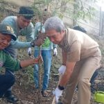 Wali Kota Bogor, Dedie A Rachim saat mengikuti penanaman pohon, Foto/Maya Melina
