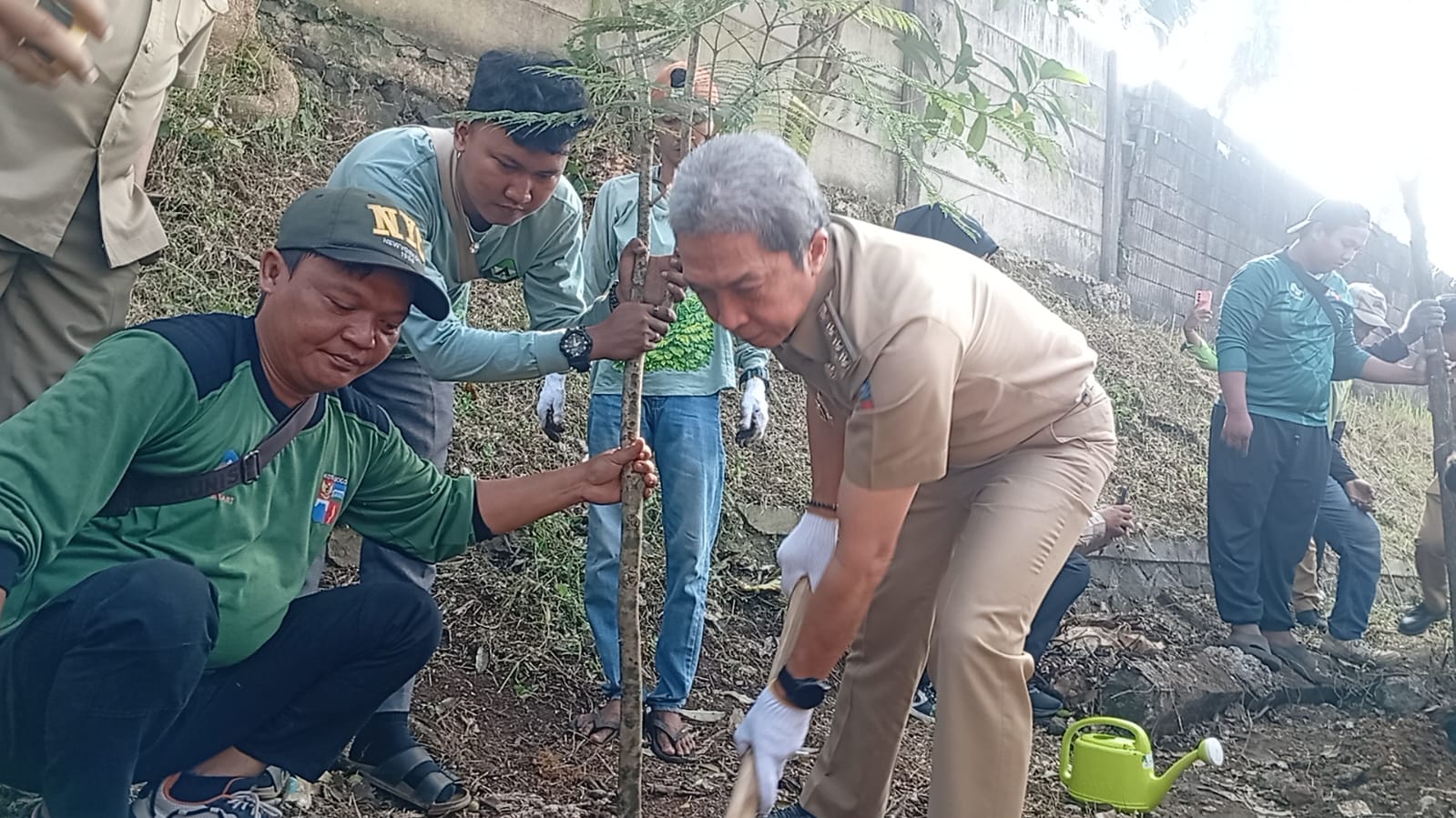 Wali Kota Bogor, Dedie A Rachim saat mengikuti penanaman pohon, Foto/Maya Melina