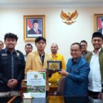 Ketua DPRD Kota Bekasi, Dr. Sardi Efendi, S.Pd., M.M., bersama dengan Anggata Komisi I, Muhammad Kamil, S.E.I., menerima Kunjungan Legislatif dari BEM & DPM Universitas Bhayangkara Jakarta Raya (Ubhara Jaya), Foto/Setwan DPRD Kota Bekasi