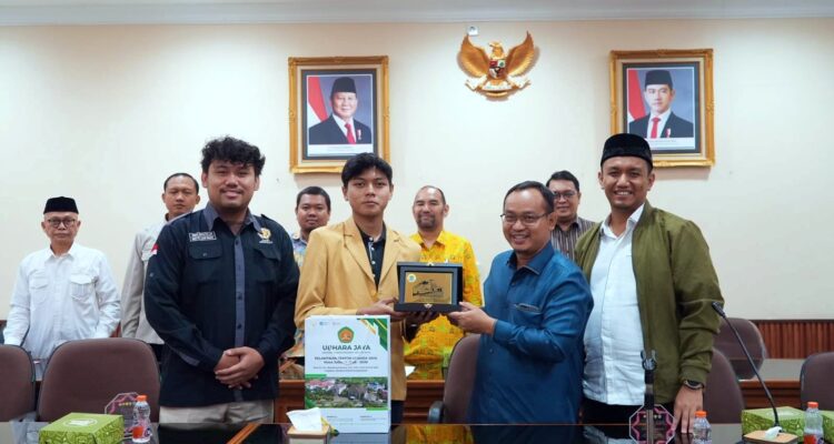 Ketua DPRD Kota Bekasi, Dr. Sardi Efendi, S.Pd., M.M., bersama dengan Anggata Komisi I, Muhammad Kamil, S.E.I., menerima Kunjungan Legislatif dari BEM & DPM Universitas Bhayangkara Jakarta Raya (Ubhara Jaya), Foto/Setwan DPRD Kota Bekasi