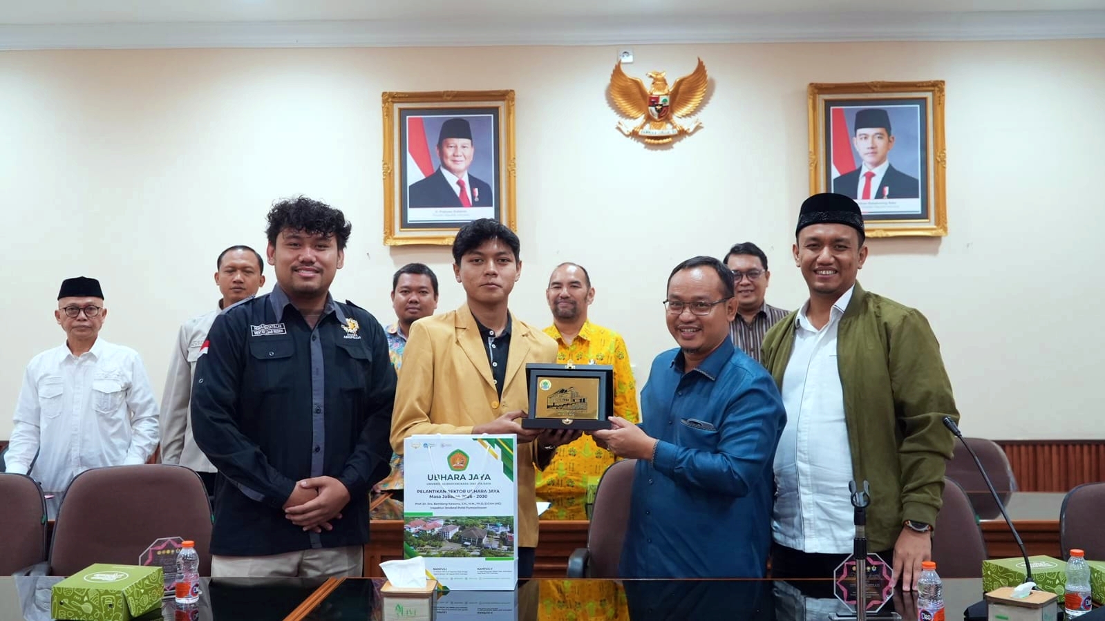 Ketua DPRD Kota Bekasi, Dr. Sardi Efendi, S.Pd., M.M., bersama dengan Anggata Komisi I, Muhammad Kamil, S.E.I., menerima Kunjungan Legislatif dari BEM & DPM Universitas Bhayangkara Jakarta Raya (Ubhara Jaya), Foto/Setwan DPRD Kota Bekasi