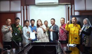 AMI melakukan audiensi dengan Komisi IV DPRD Kota Bekasi untuk menyampaikan aspirasi dan menyerahkan dokumen tuntutan terkait dugaan penyimpangan anggaran dalam pengadaan kendaraan Dinas Kesehatan, Foto/Setwan DPRD Kota Bekasi