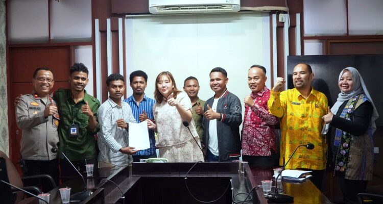 AMI melakukan audiensi dengan Komisi IV DPRD Kota Bekasi untuk menyampaikan aspirasi dan menyerahkan dokumen tuntutan terkait dugaan penyimpangan anggaran dalam pengadaan kendaraan Dinas Kesehatan, Foto/Setwan DPRD Kota Bekasi
