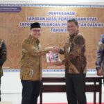 Ketua DPRD) Kabupaten Bogor, Sastra Winara saat menerima WTF, Foto/Setwan DPRD Kabupaten Bogor