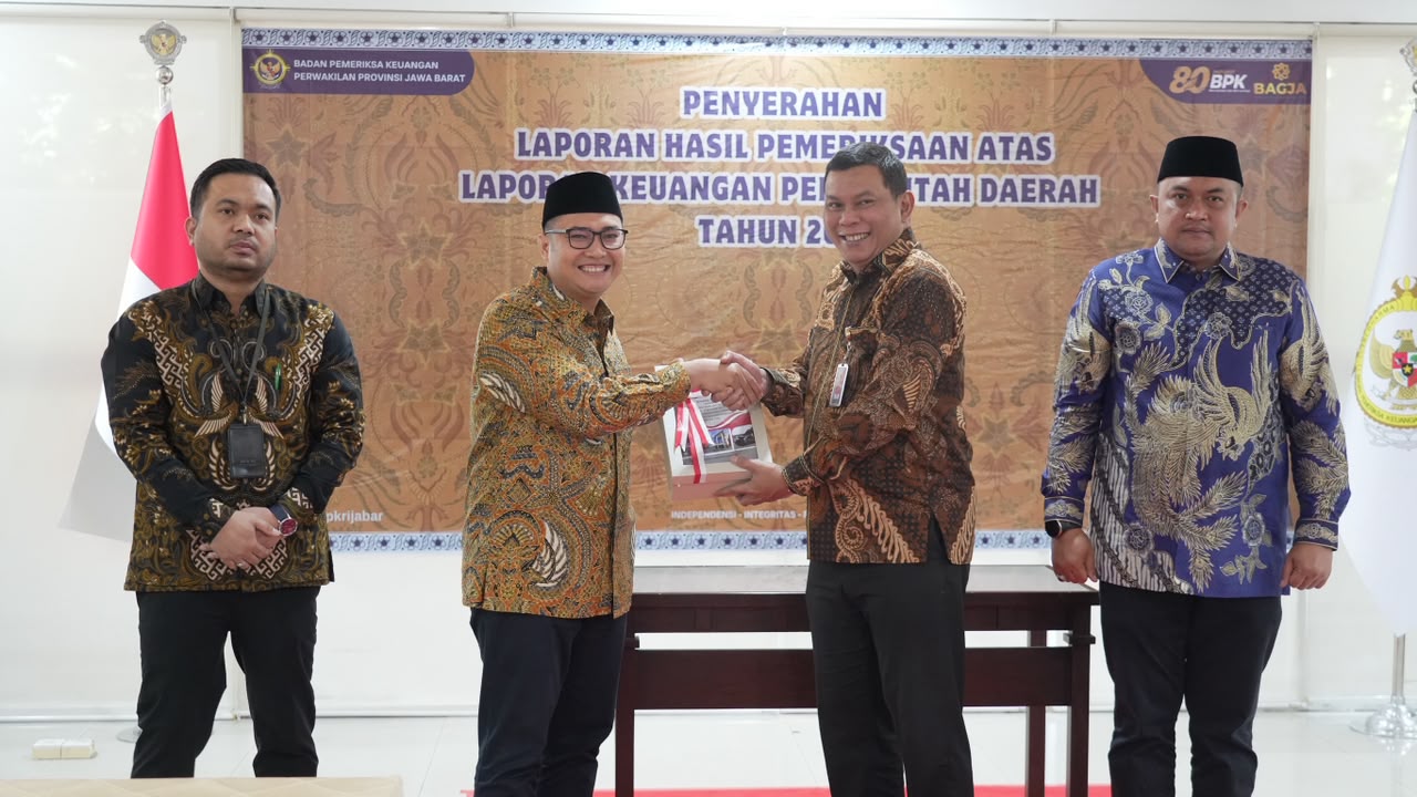 Ketua DPRD) Kabupaten Bogor, Sastra Winara saat menerima WTF, Foto/Setwan DPRD Kabupaten Bogor