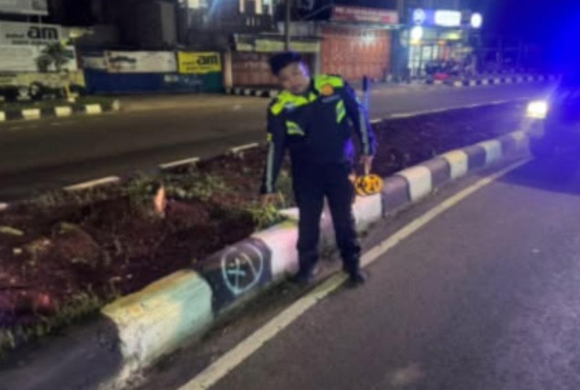 Anggota Polisi saat melakukan ola TKP kecelakaan di Pakansari Bogor, Foto/Isitimewa