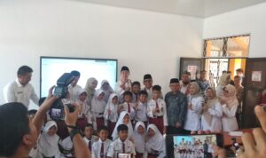 Menko PMK) Pratikno, bersama Menteri Pendidikan Dasar dan Menengah (Mendikdasmen) Abdul Mu'ti, meninjau langsung proyek revitalisasi SDN 5 Cimahpar di Kecamatan Bogor Utara, Kota Bogor, Foto/Maya Melina Menko PMK) Pratikno, bersama Menteri Pendidikan Dasar dan Menengah (Mendikdasmen) Abdul Mu'ti, meninjau langsung proyek revitalisasi SDN 5 Cimahpar di Kecamatan Bogor Utara, Kota Bogor, Foto/Maya Melina
