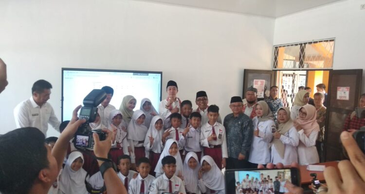 Menko PMK) Pratikno, bersama Menteri Pendidikan Dasar dan Menengah (Mendikdasmen) Abdul Mu'ti, meninjau langsung proyek revitalisasi SDN 5 Cimahpar di Kecamatan Bogor Utara, Kota Bogor, Foto/Maya Melina