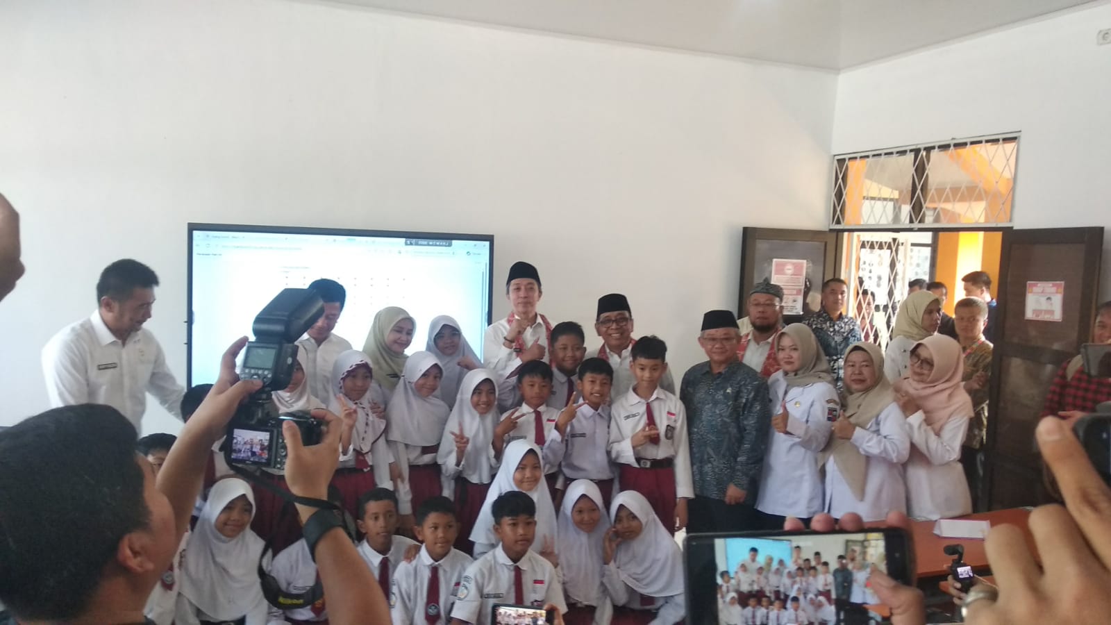 Menko PMK) Pratikno, bersama Menteri Pendidikan Dasar dan Menengah (Mendikdasmen) Abdul Mu'ti, meninjau langsung proyek revitalisasi SDN 5 Cimahpar di Kecamatan Bogor Utara, Kota Bogor, Foto/Maya Melina