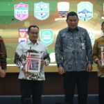 Ketua DPRD Kota Bekasi, Sardi Effendi bersama Plh Wali Kota Bekasi, Abdul Harris Bobihoe saat menerima penghargaan WTP, Foto/Isitimewa