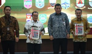 Ketua DPRD Kota Bekasi, Sardi Effendi bersama Plh Wali Kota Bekasi, Abdul Harris Bobihoe saat menerima penghargaan WTP, Foto/Isitimewa Ketua DPRD Kota Bekasi, Sardi Effendi bersama Plh Wali Kota Bekasi, Abdul Harris Bobihoe saat menerima penghargaan WTP, Foto/Isitimewa