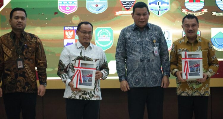 Ketua DPRD Kota Bekasi, Sardi Effendi bersama Plh Wali Kota Bekasi, Abdul Harris Bobihoe saat menerima penghargaan WTP, Foto/Isitimewa