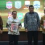 Ketua DPRD Kota Bekasi, Sardi Effendi bersama Plh Wali Kota Bekasi, Abdul Harris Bobihoe saat menerima penghargaan WTP, Foto/Isitimewa