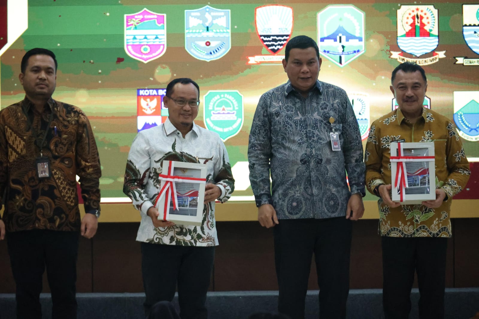 Ketua DPRD Kota Bekasi, Sardi Effendi bersama Plh Wali Kota Bekasi, Abdul Harris Bobihoe saat menerima penghargaan WTP, Foto/Isitimewa