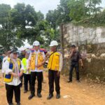 Wali Kota Bogor, Dedie A Rachim saat meninjau pembangunan Trase Baru di Batulis Bogor Selatan Kota Bogor, Foto/Adi Wirman