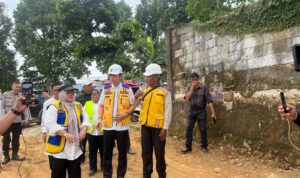 Wali Kota Bogor, Dedie A Rachim saat meninjau pembangunan Trase Baru di Batulis Bogor Selatan Kota Bogor, Foto/Adi Wirman Wali Kota Bogor, Dedie A Rachim saat meninjau pembangunan Trase Baru di Batulis Bogor Selatan Kota Bogor, Foto/Adi Wirman