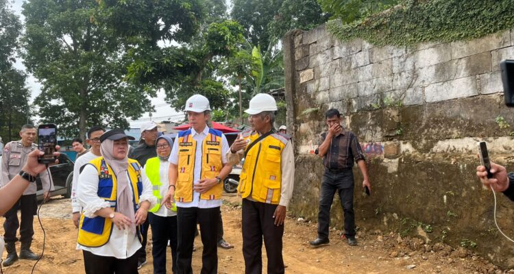 Wali Kota Bogor, Dedie A Rachim saat meninjau pembangunan Trase Baru di Batulis Bogor Selatan Kota Bogor, Foto/Adi Wirman