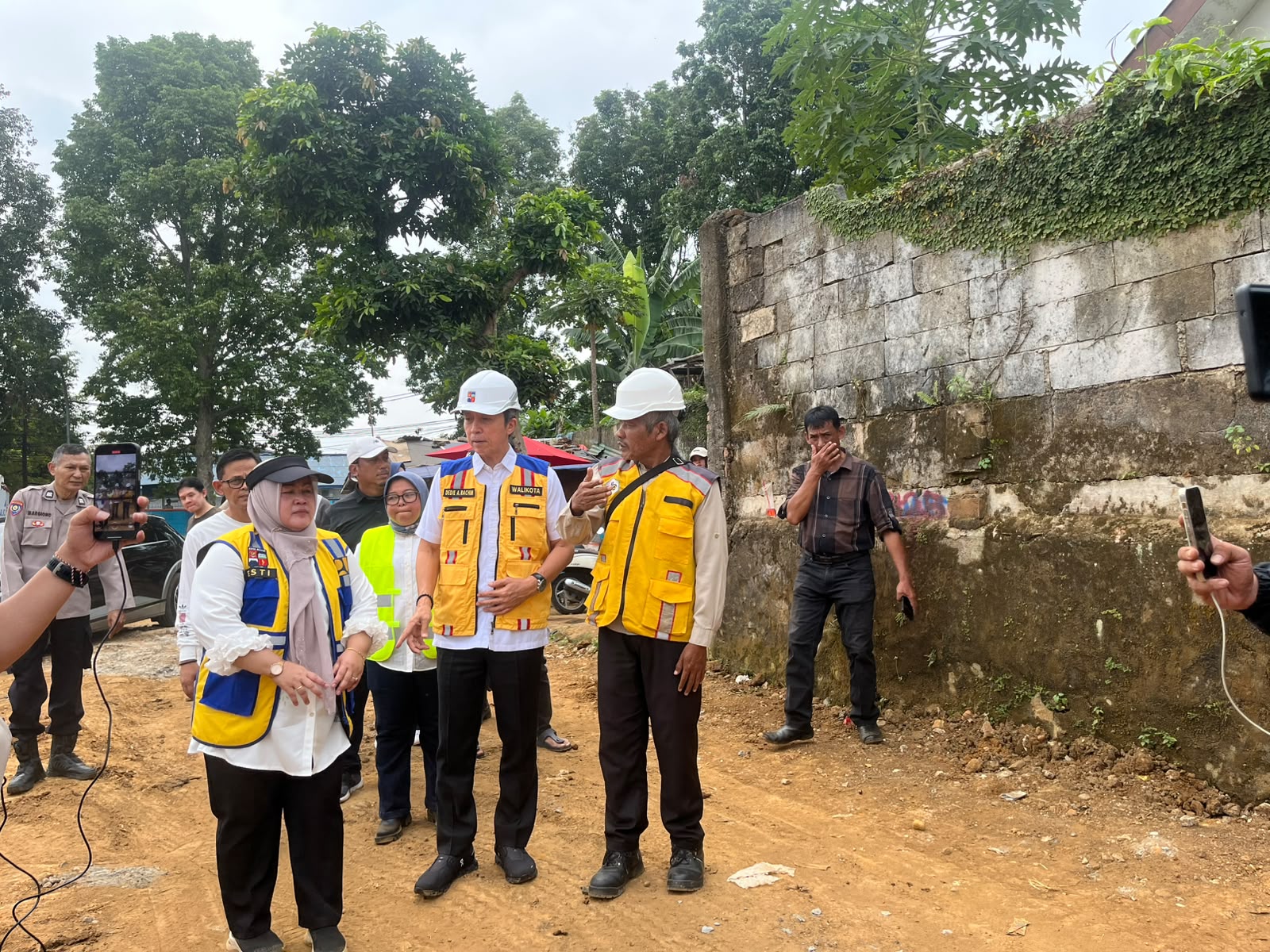 Wali Kota Bogor, Dedie A Rachim saat meninjau pembangunan Trase Baru di Batulis Bogor Selatan Kota Bogor, Foto/Adi Wirman
