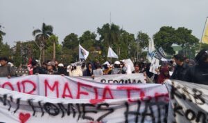 Puluhan warga Desa Sukajaya, Kecamatan Tamansari, bersama Aliansi Mahasiswa dan Masyarakat Sukajaya Melawan mendatangi Polres Bogor dan Kantor Bupati Bogor, Foto/Isitimewa